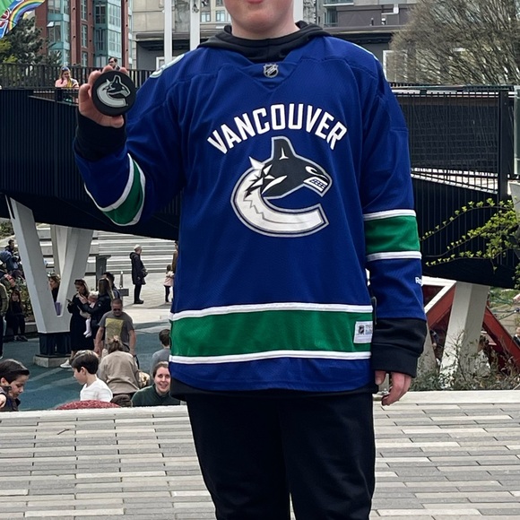Youth L/XL Vancouver Canucks Jersey EUC - Picture 4 of 4